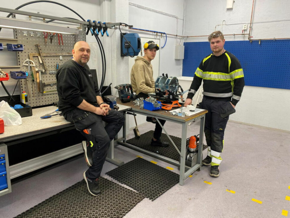 EGET ROM. TIF-læreren Gisle Hardy sammen med elevene Tom Erik Nilsen Pedersen (17) og Vegard Rørvik (20) i det rommet der de skal jobbe med oppgaver som en mekaniker innenfor akvakultur må regne med å komme borti. EGET ROM. TIF-læreren Gisle Hardy sammen med elevene Tom Erik Nilsen Pedersen (17) og Vegard Rørvik (20) i det rommet der de skal jobbe med oppgaver som en mekaniker innenfor akvakultur må regne med å komme borti. Foto: Eva S. Winther
