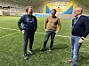 ROMJULSGAVE. Tom Erik Lund i Fauske/Sprint, Geir Terje Hansen og Bjørnar Sørensen i Sparebank 1 Nord-Norge kommer med julegave til alle som vil spille fotball. Fire dager i romjula blir SKS Arena åpen for alle. Foto: Espen Johansen