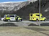PÅ PLASS. Nødetatene var raskt på stedet der en motorsykkel hadde sklidd av veien på Røkland. Foto: Helge Simonsen