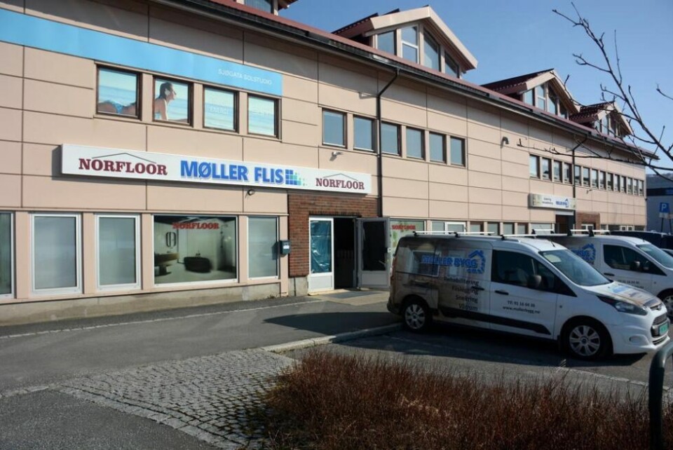 VED PROMENADEN. Møller Flis ligger nede mot promenaden og deler lokale med Møller Bygg. VED PROMENADEN. Møller Flis ligger nede mot promenaden og deler lokale med Møller Bygg. Foto: Frida Kalbakk