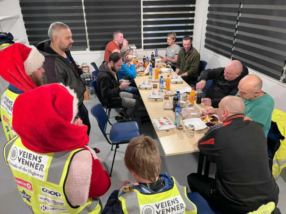 FEIRET JUL. En gjeng utenlandske sjåfører ble overrasket på julaften av Veiens venner. Alle foto: Wanja UnosenSAMARBEIDET. Wanja Unosen, Morten Olufsen og Aina Olufsen dro i gang arrangementet for de utenlandske sjåførene på Fauske.FORNØYD. Sjåførene satte stor pris på den hyggelige overraskelsen på vogntog-parkeringen. FEIRET JUL. En gjeng utenlandske sjåfører ble overrasket på julaften av Veiens venner. Alle foto: Wanja Unosen