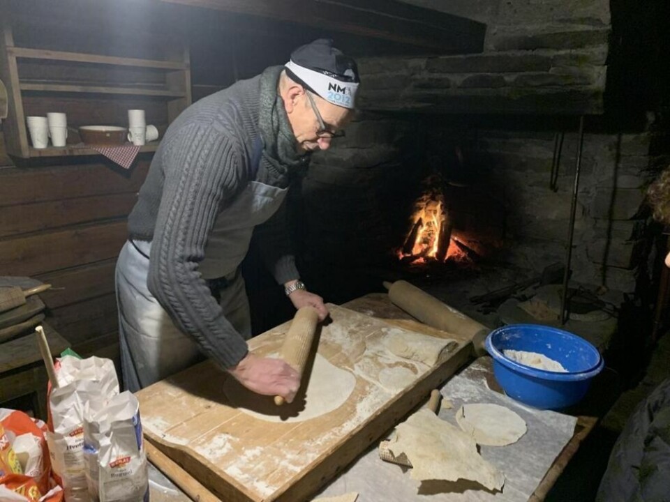 FLATBRØD. Einar Dale baker flatbrød i eldhuset på bygdetunet i Saltdal. FLATBRØD. Einar Dale baker flatbrød i eldhuset på bygdetunet i Saltdal.