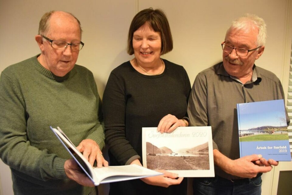 FERSK LOKALHISTORIE. Årboka og kalenderen fra Sørfold lokalhistorielag er ferdig trykket. Fra venstre Halvdan Haug i årbokkomiteen, Grete Evjen Kristiansen i kalenderkomiteen og Ole Henrik Fagerbakk, leder i historielaget. FERSK LOKALHISTORIE. Årboka og kalenderen fra Sørfold lokalhistorielag er ferdig trykket. Fra venstre Halvdan Haug i årbokkomiteen, Grete Evjen Kristiansen i kalenderkomiteen og Ole Henrik Fagerbakk, leder i historielaget. Foto: Eva S. Winther
