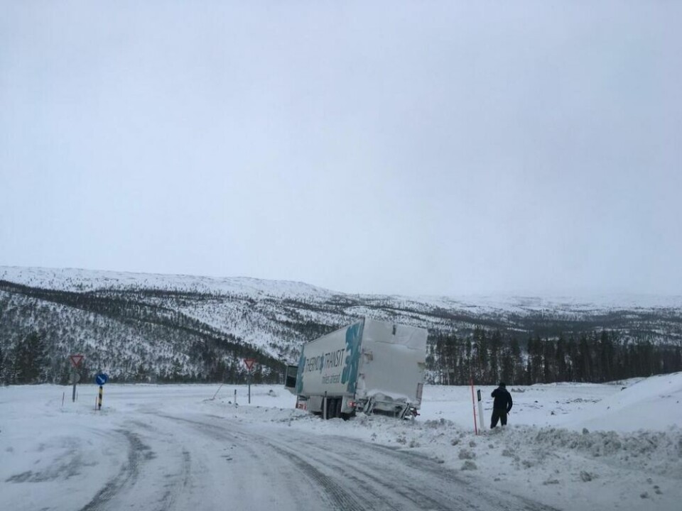 LÆREPENGE. Sjåføren er ute og konstaterer at han nok trenger hjelp for å komme seg på veien igjen, etter at han ikke klarte å takle svingen som kommer brått på ved utgangen av Tjernfjelltunnelen. LÆREPENGE. Sjåføren er ute og konstaterer at han nok trenger hjelp for å komme seg på veien igjen, etter at han ikke klarte å takle svingen som kommer brått på ved utgangen av Tjernfjelltunnelen. Foto: Tarjei Abelsen
