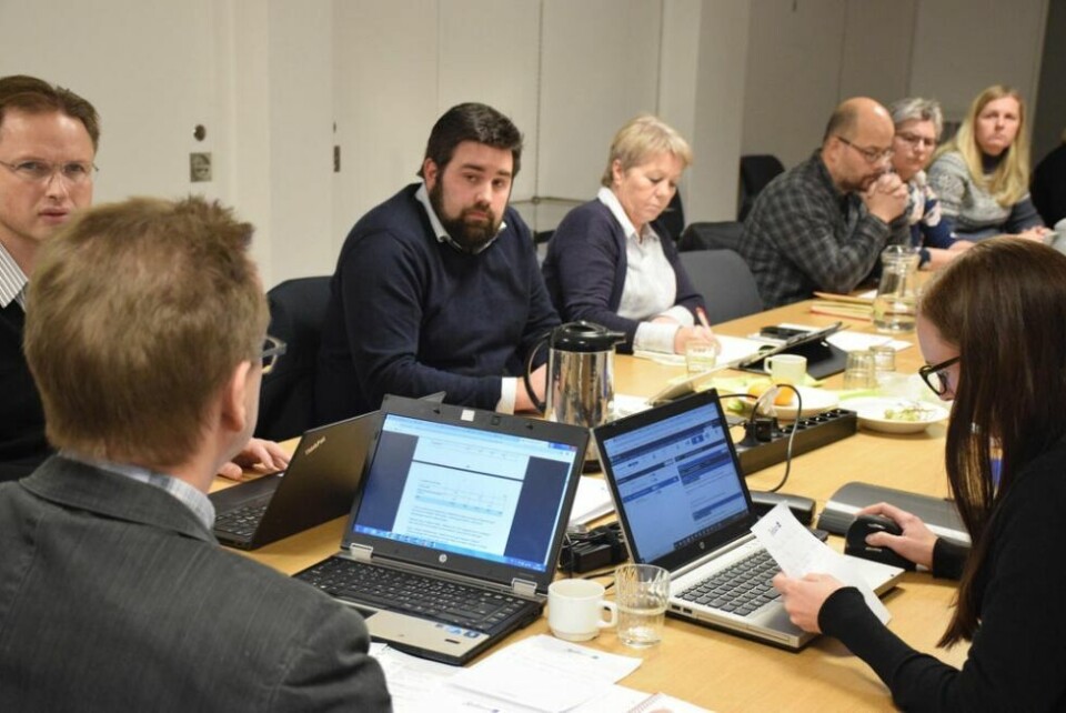 ER IMOT. Kolbjørn Mathisen (Ap) var klar på at hans parti ikke vil gå inn for noen privat barnehage på Straumen da dette ble diskutert i administrasjonsutvalget onsdag. Fra venstre ordfører Gisle Hansen, rådmann Stig Arne Holtedahl, Kolbjørn Mathisen og Unn-Karin Pedersen fra Ap, de tillitsvalgte Rune Edvardsen, Katrin Elvebakk og Kristin Willumstad Johansen. Sekretær Lillian Martinussen til høyre. ER IMOT. Kolbjørn Mathisen (Ap) var klar på at hans parti ikke vil gå inn for noen privat barnehage på Straumen da dette ble diskutert i administrasjonsutvalget onsdag. Fra venstre ordfører Gisle Hansen, rådmann Stig Arne Holtedahl, Kolbjørn Mathisen og Unn-Karin Pedersen fra Ap, de tillitsvalgte Rune Edvardsen, Katrin Elvebakk og Kristin Willumstad Johansen. Sekretær Lillian Martinussen til høyre. Foto: Eva S. Winther