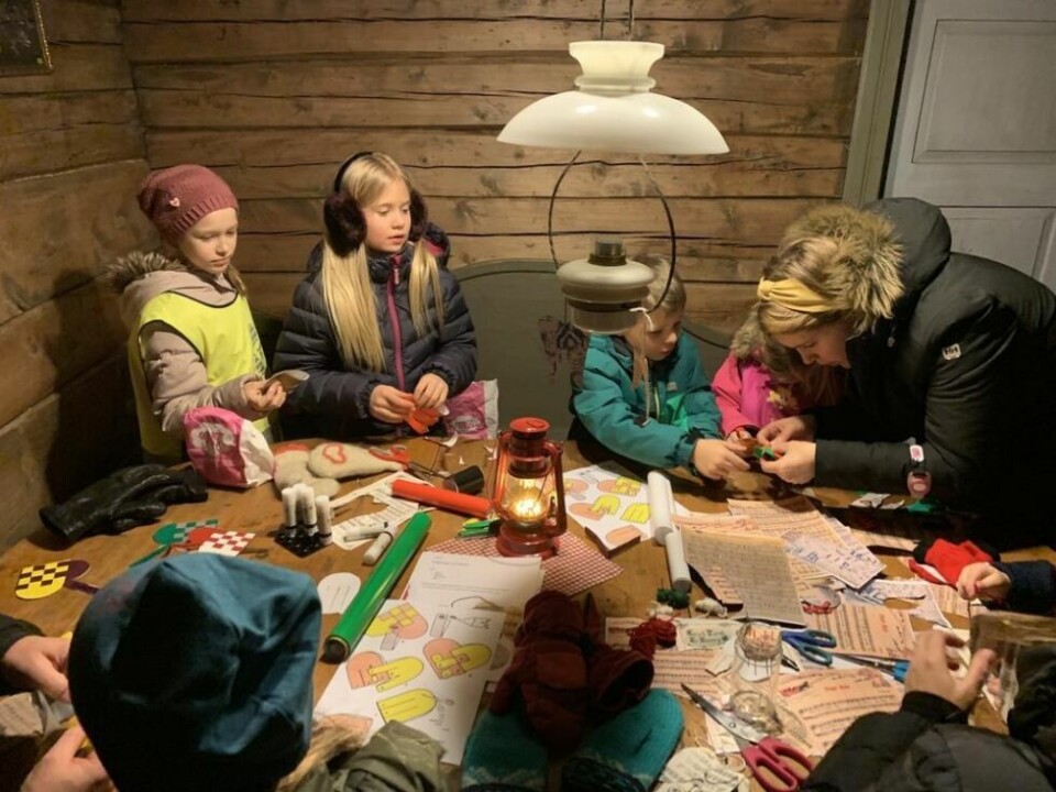 VERKSTED. Juleverkstedet i Myrlandsstua var populært. VERKSTED. Juleverkstedet i Myrlandsstua var populært.