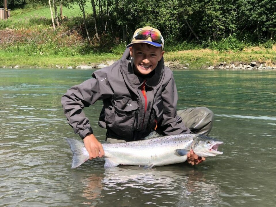 OPPLEVELSE. Mange ungdommer synes det er spennende å fiske etter laks. Torsdag 15. august får de et gratis tilbud om å fiske i Saltdalselva under kyndig veiledning. Bildet er av Mange Pinnerød med en åtte kilos laks. OPPLEVELSE. Mange ungdommer synes det er spennende å fiske etter laks. Torsdag 15. august får de et gratis tilbud om å fiske i Saltdalselva under kyndig veiledning. Bildet er av Mange Pinnerød med en åtte kilos laks. Foto: Mads Pinnerød