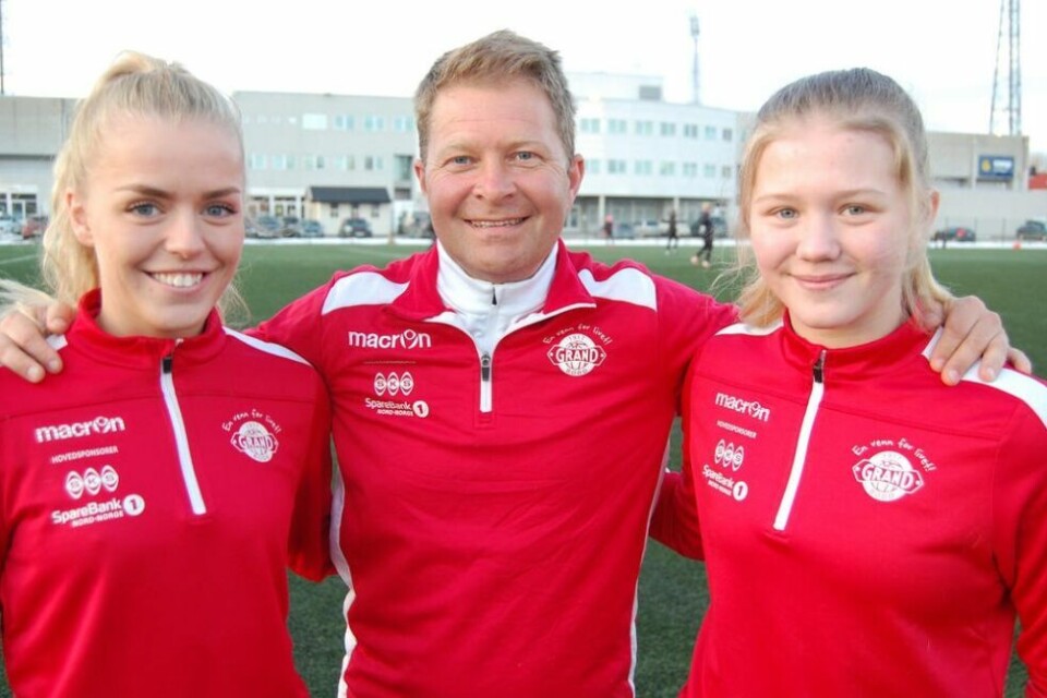 TIL FAUSKE. Grand-trener Jan Tore Bakli tar med seg hele damelaget når det blir jenteakademi i SKS Arena mandag. Da kommer dermed Andrea Karoline Holmstrøm og Martine Kristoffersen, som har tatt steget fra Fauske/Sprint til Grand, tilbake til Fauske for å inspirere unge fotballjenter. TIL FAUSKE. Grand-trener Jan Tore Bakli tar med seg hele damelaget når det blir jenteakademi i SKS Arena mandag. Da kommer dermed Andrea Karoline Holmstrøm og Martine Kristoffersen, som har tatt steget fra Fauske/Sprint til Grand, tilbake til Fauske for å inspirere unge fotballjenter. Foto: Stig Bjørnar Karlsen