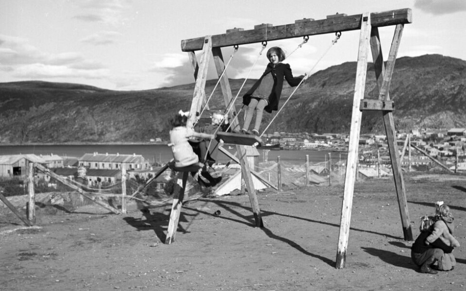 HARDE ÅR. Førtidens lekestativer var ikke like tilgivende som i dag. HARDE ÅR. Førtidens lekestativer var ikke like tilgivende som i dag. Foto: Scanpix