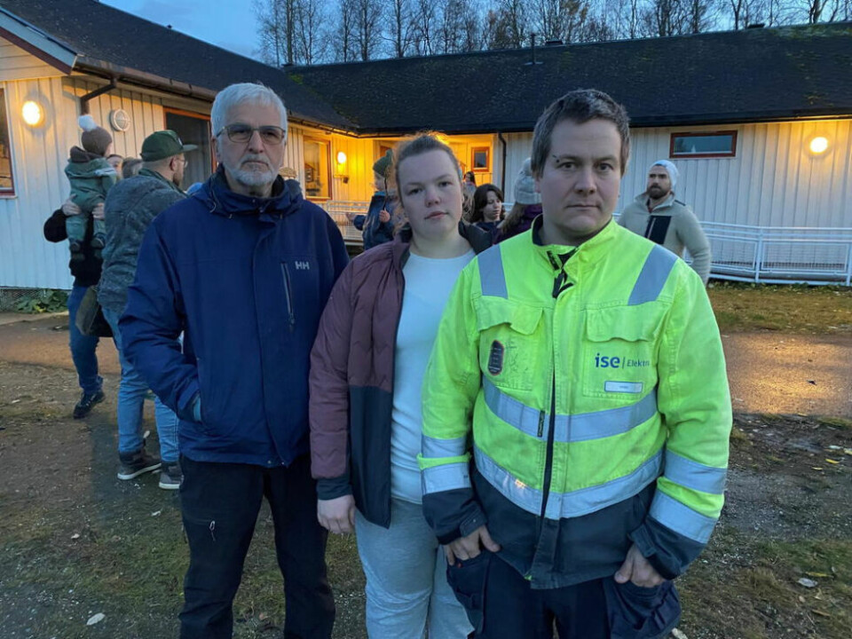 PROTESTERTE. I høst protesterte foreldre og andre beboere i Røsvik mot flytting av Løkta barnehage og ungdomstrinnet på skolen. Fra venstre Øystein Vedal (leder i nærmiljøutvalget), og foreldrene Emilie Kristoffersen og Kriss Amund Løding. PROTESTERTE. I høst protesterte foreldre og andre beboere i Røsvik mot flytting av Løkta barnehage og ungdomstrinnet på skolen. Fra venstre Øystein Vedal (leder i nærmiljøutvalget), og foreldrene Emilie Kristoffersen og Kriss Amund Løding. Foto: Eva S. Winther