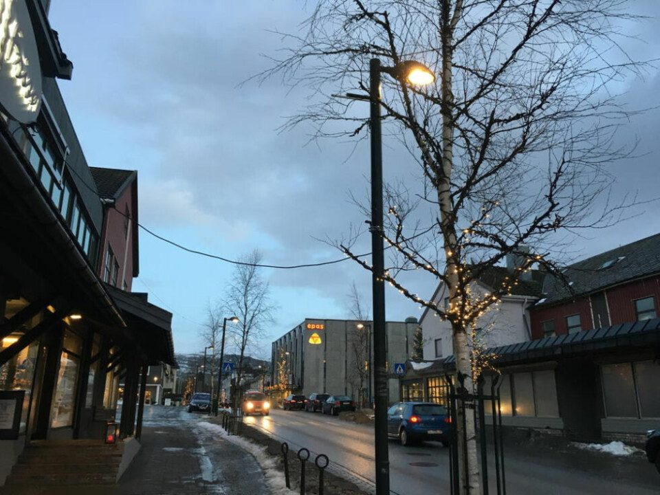 IKKE SOM DE VAR. Det er nå satt i gang en stafett for å skaffe midler til å sette vinterlysene i Fauske sentrum i bedre stand igjen. IKKE SOM DE VAR. Det er nå satt i gang en stafett for å skaffe midler til å sette vinterlysene i Fauske sentrum i bedre stand igjen. Foto: Helge Simonsen