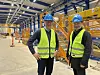 ENDELIG KLARE. Direktør Krister Granlie i Nexans Norway og fabrikksjef ved Nexans på Rognan, Karl Peter Johansen, er veldig glade for at de nå kan starte produksjonen i den nybygde utvildelsen på Rognan. Foto: Helge Simonsen