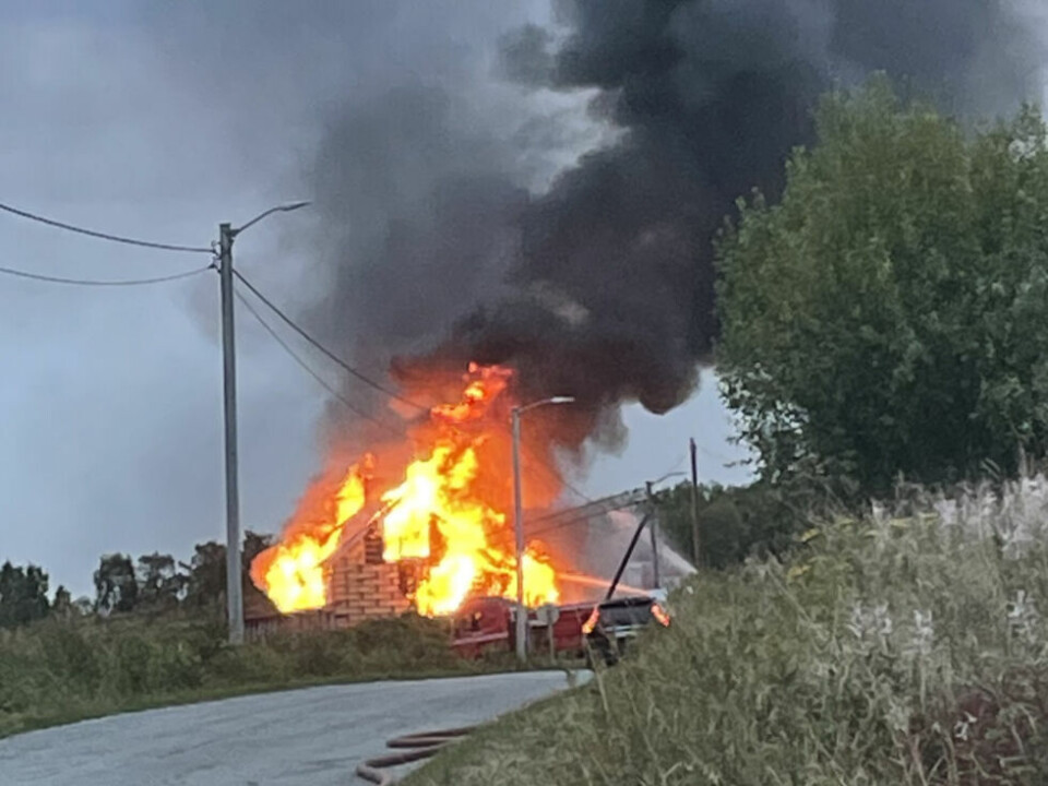 BRANT. Det var store flammer da den gamle eneboligen på Lundhøgda brant mandag kveld. BRANT. Det var store flammer da den gamle eneboligen på Lundhøgda brant mandag kveld. Foto: Hilde Dypaune