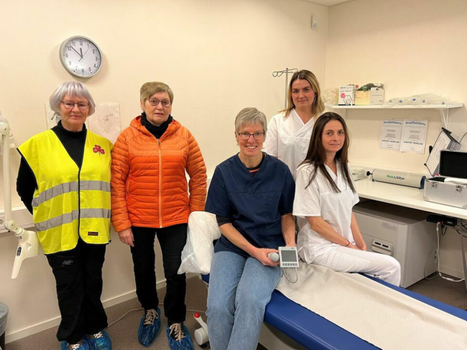 VERDIFULL GAVE. Her viser lege Helga Rørvik fram blærescanneren som legekontoret har fått fra Fauske Sanitetsforening. Fra venstre Lillian Slettvoll, Lisbeth Jordbru, Helga Rørvik, Lindis Valjord og Kristin Fløttkjær Zakariassen. VERDIFULL GAVE. Her viser lege Helga Rørvik fram blærescanneren som legekontoret har fått fra Fauske Sanitetsforening. Fra venstre Lillian Slettvoll, Lisbeth Jordbru, Helga Rørvik, Lindis Valjord og Kristin Fløttkjær Zakariassen. Foto: Foto: Lise Ailin Rosvoll Berntzen