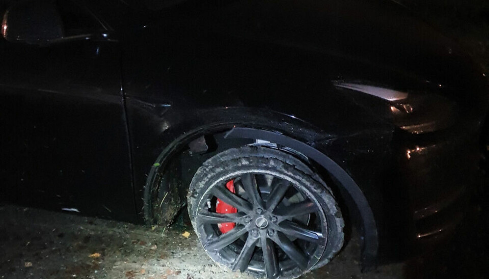 Slik så dekkene ut etter å ha kjørt over spikermatten. Slik så dekkene ut etter å ha kjørt over spikermatten. Foto: Politiet
