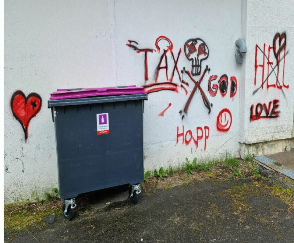 ANMELDT. Fauske kommune har anmeldt denne tagging på administrasjonsbygget, samt et par tilfeller av tilgrising av rådhuset til politiet. ANMELDT. Fauske kommune har anmeldt denne tagging på administrasjonsbygget, samt et par tilfeller av tilgrising av rådhuset til politiet. Foto: Fauske kommune
