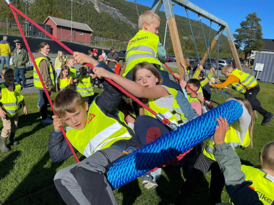 STORKOSTE SEG. Det kom masse unger fra både barnehage og skole til Samfunnsparken for å være med på åpningen. Det vanket både pølser og saft til alle de som kom. STORKOSTE SEG. Det kom masse unger fra både barnehage og skole til Samfunnsparken for å være med på åpningen. Det vanket både pølser og saft til alle de som kom. Foto: Helge Simonsen