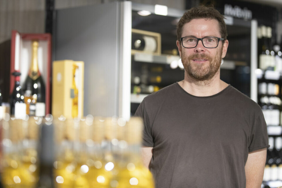 Presseansvarlig Jens Nordahl i Vinmonopolet går gjennom årets salgstall. Presseansvarlig Jens Nordahl i Vinmonopolet går gjennom årets salgstall. Foto: Trond Reidar Teigen / NTB