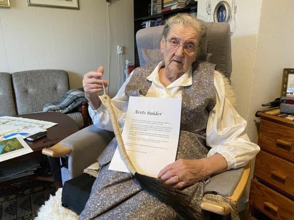 AKTIV TIL DET SISTE. Marie 'Maja' Zakariassen ble utnevnt til Årets hulder av Kjelvikspillet i 2021. Hun fikk da sin egen huldrehale, og det hele ble feiret med kake. AKTIV TIL DET SISTE. Marie 'Maja' Zakariassen ble utnevnt til Årets hulder av Kjelvikspillet i 2021. Hun fikk da sin egen huldrehale, og det hele ble feiret med kake. Foto: Kjelvikspillet
