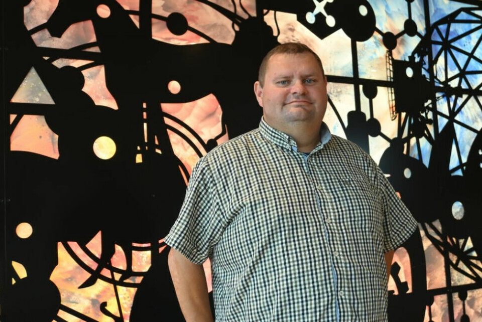 RYKENDE FERSK REKTOR. Svend Håvard Bakken tok over stafettpinnen som rektor for Vestmyra skole etter Karl-Inge Borgen. RYKENDE FERSK REKTOR. Svend Håvard Bakken tok over stafettpinnen som rektor for Vestmyra skole etter Karl-Inge Borgen. Foto: Lise Ailin Rosvoll Berntzen