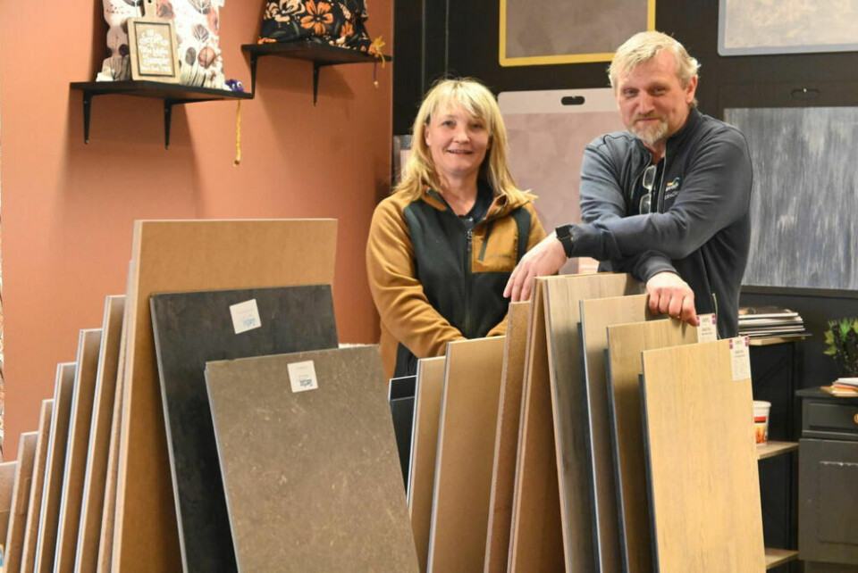 MYE NYTT I VENTE. Veronika Lyngedal og Geir Moldjord foran den nye gulvutstillingen. MYE NYTT I VENTE. Veronika Lyngedal og Geir Moldjord foran den nye gulvutstillingen. Foto: Foto: Lise Ailin Rosvoll Berntzen