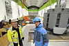 STOR JOBB. Cato Lund til venstre og Andreas Opheim inne i den vel 40 meter lange hallen hvor en av maskinene nå blir oppgradert. Foto: Arild Bjørnbakk