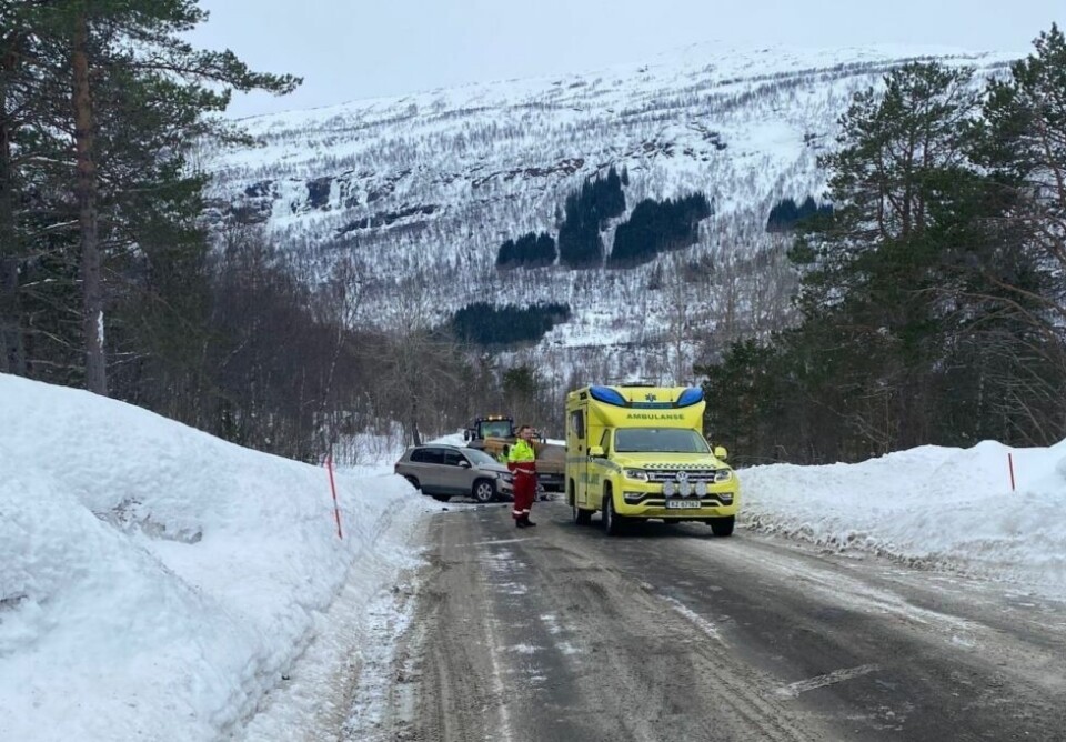 RYKKET UT. Nødetatene rykket raskt ut til Sørfold etter melding om en trafikkulykke mellom personbil og traktor onsdag morgen. RYKKET UT. Nødetatene rykket raskt ut til Sørfold etter melding om en trafikkulykke mellom personbil og traktor onsdag morgen. Foto: Tipser