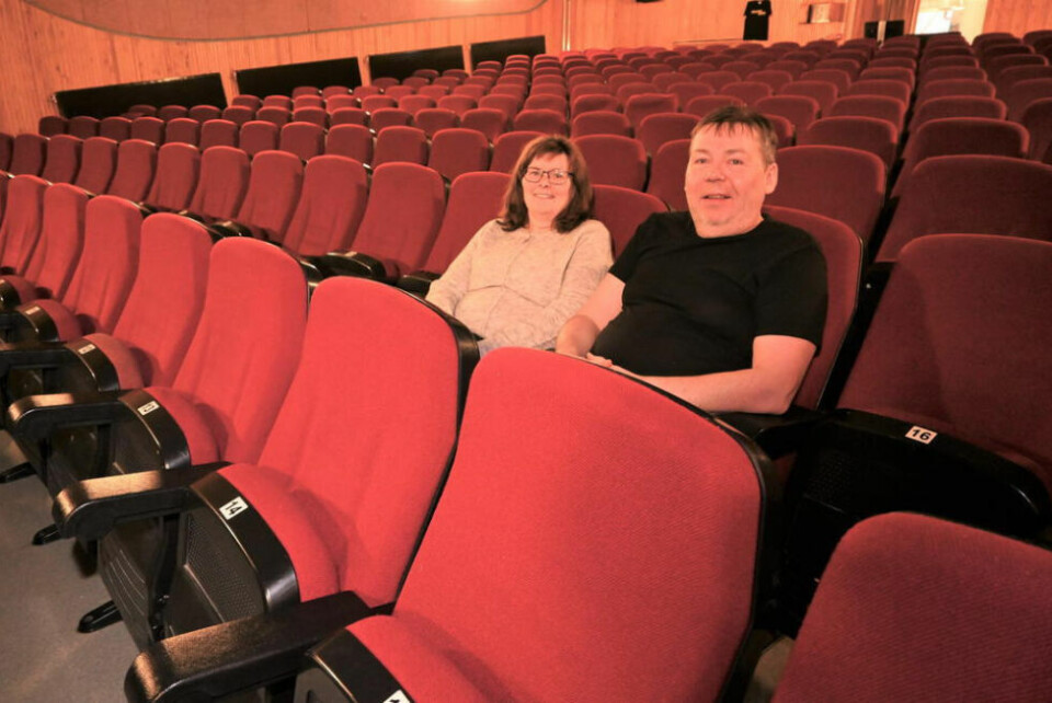 TO MED TRO. Leder av Ungdommens hus, Gunn Lisbeth Pedersen og kino- og arrangementsansvarlig Bjørn Skoglund har tro på en fin meny fra scenen og til en ventelig fullstappet sal mandag. TO MED TRO. Leder av Ungdommens hus, Gunn Lisbeth Pedersen og kino- og arrangementsansvarlig Bjørn Skoglund har tro på en fin meny fra scenen og til en ventelig fullstappet sal mandag. Foto: Kenneth Strømsvåg