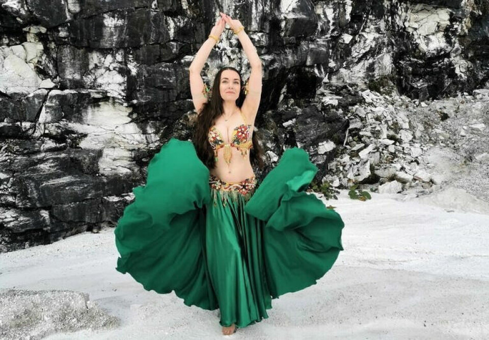 DANSEGLEDE. Hanne Robertsen håper å spre glede og håp med sin magedans. DANSEGLEDE. Hanne Robertsen håper å spre glede og håp med sin magedans. Foto: Tove Anita Olsen