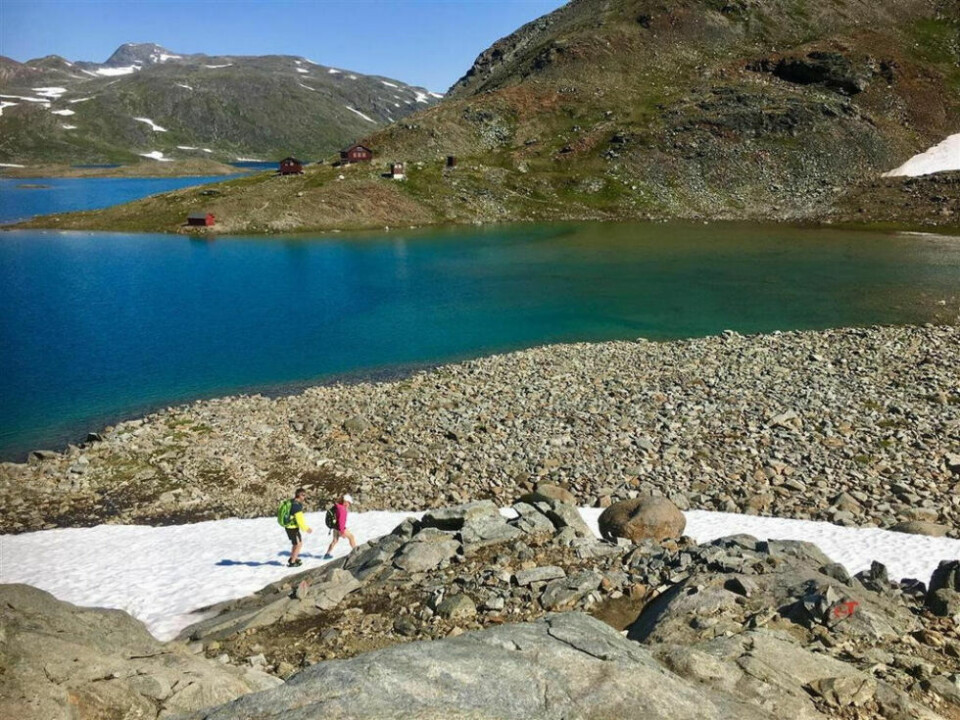 FÅR TILSKUDD. Nordlandsruta er en 650 kilometer lang tursti som går i grensefjellene, og prosjektet som jobber med å utvikle ruta får nå 1,1 millioner kroner. Her er vandrere på tur mot Sorjushyttene i Sulitjelma. FÅR TILSKUDD. Nordlandsruta er en 650 kilometer lang tursti som går i grensefjellene, og prosjektet som jobber med å utvikle ruta får nå 1,1 millioner kroner. Her er vandrere på tur mot Sorjushyttene i Sulitjelma. Foto: Bjørn-Are Melvik