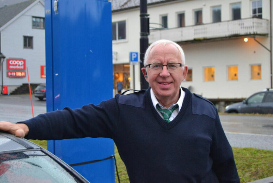 BEKYMRET. Pensjonert ordfører i gamle Skjerstad kommune, Sven Åke Hagen, frykter det vil skje en dødsulykke i møtet mellom bil og sau på fjellet mellom Misvær og Saltdal. BEKYMRET. Pensjonert ordfører i gamle Skjerstad kommune, Sven Åke Hagen, frykter det vil skje en dødsulykke i møtet mellom bil og sau på fjellet mellom Misvær og Saltdal. Foto: Ole Kristian Andreassen