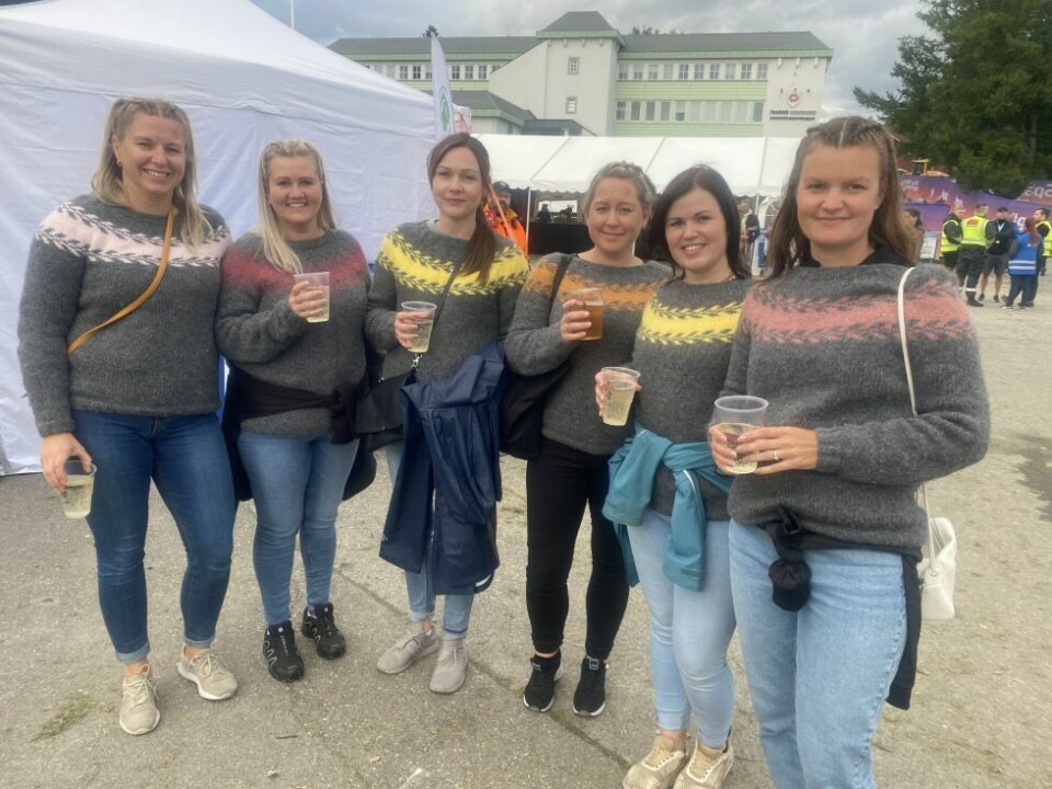 MATCHENDE. F.v. Lene Ottermo, Stine Kristensen, Runa Vikan, Ida Larsen, Lene Strand Flage og Hege Bakkejord fra Tverlandet i matchende snøløv-gensere. MATCHENDE. F.v. Lene Ottermo, Stine Kristensen, Runa Vikan, Ida Larsen, Lene Strand Flage og Hege Bakkejord fra Tverlandet i matchende snøløv-gensere. Foto: Linn Synnøve Normann Godtfredsen