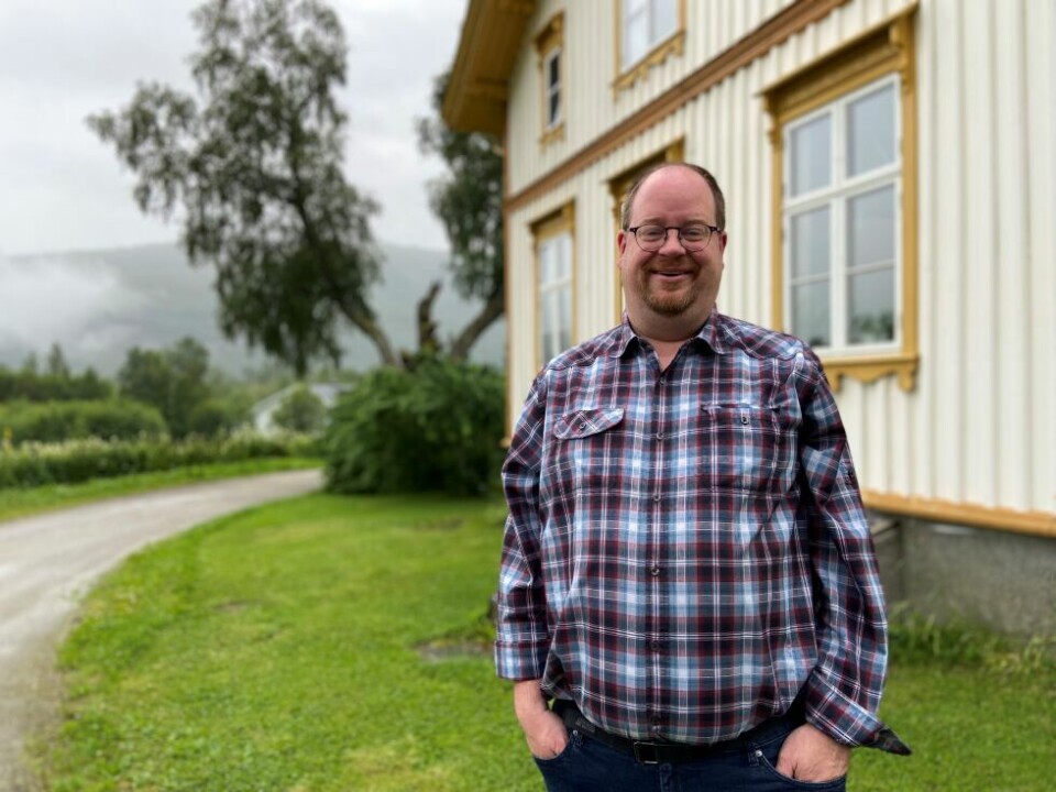 Sven Becker ønsker velkommen til prestegårdshagen mandag ettermiddag. Sven Becker ønsker velkommen til prestegårdshagen mandag ettermiddag. Foto: Lise Berntzen
