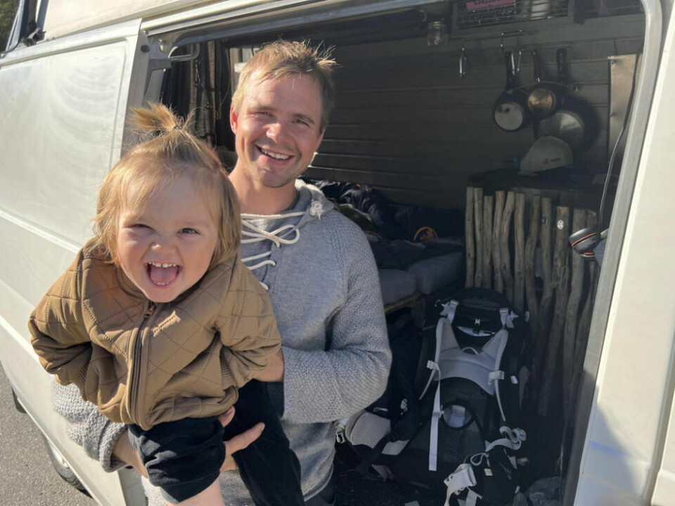 BLID. Mino stortrives med å være med pappa på fisketur i Saltdal, og blir veldig ivrig når det napper. BLID. Mino stortrives med å være med pappa på fisketur i Saltdal, og blir veldig ivrig når det napper. Foto: Espen Johansen