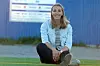 TRENINGGLAD OG BESTEMT. Madeleine Holmvik begynte som 6-åring å spille fotball. Nå bidrar hun i Fauske Sprint med jente-satsingen. I hverdagen jobber hun i politiet. - Jeg har alltid ville bli politi, og tror kanskje at naboen påvirket meg i oppveksten. Foto: Espen Johansen