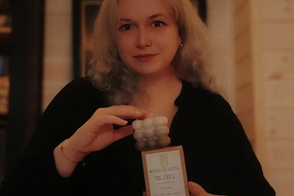 TRIVES I BEIARN. Chantal Koelewijn fra Nederland har funnet seg godt til rette i Beiarn. Nå er hun i full gang med å produsere duftlys og duftvoks med juletema. TRIVES I BEIARN. Chantal Koelewijn fra Nederland har funnet seg godt til rette i Beiarn. Nå er hun i full gang med å produsere duftlys og duftvoks med juletema. Foto: Martijn Boltendal