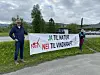 Leif Arild Nygård og Janne Westgård Mikalsen var blant demonstrantene utenfor rådhuset. Foto: Eva S. Winther