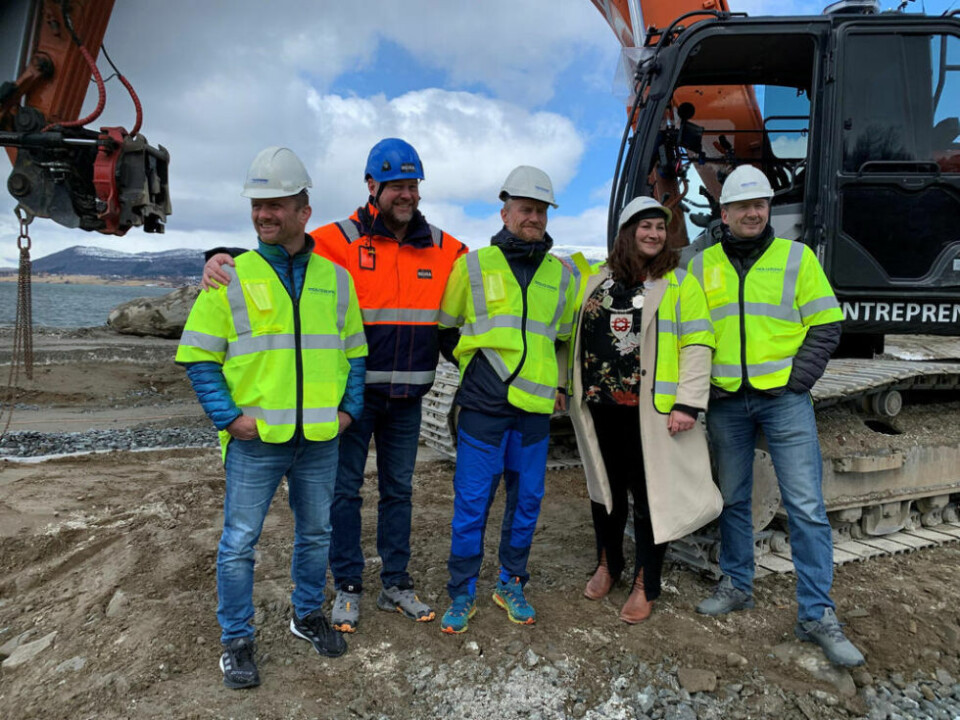 LA NED GRUNNSTEIN. Fra venstre Ørjan Wenberg, Robert Blix (byggeleder fra Indira), Geir Wenberg, Marlen Rendall Berg og John Arne Breivik (Stingray Marine Solutions). LA NED GRUNNSTEIN. Fra venstre Ørjan Wenberg, Robert Blix (byggeleder fra Indira), Geir Wenberg, Marlen Rendall Berg og John Arne Breivik (Stingray Marine Solutions). Foto: Frank Øvrewall