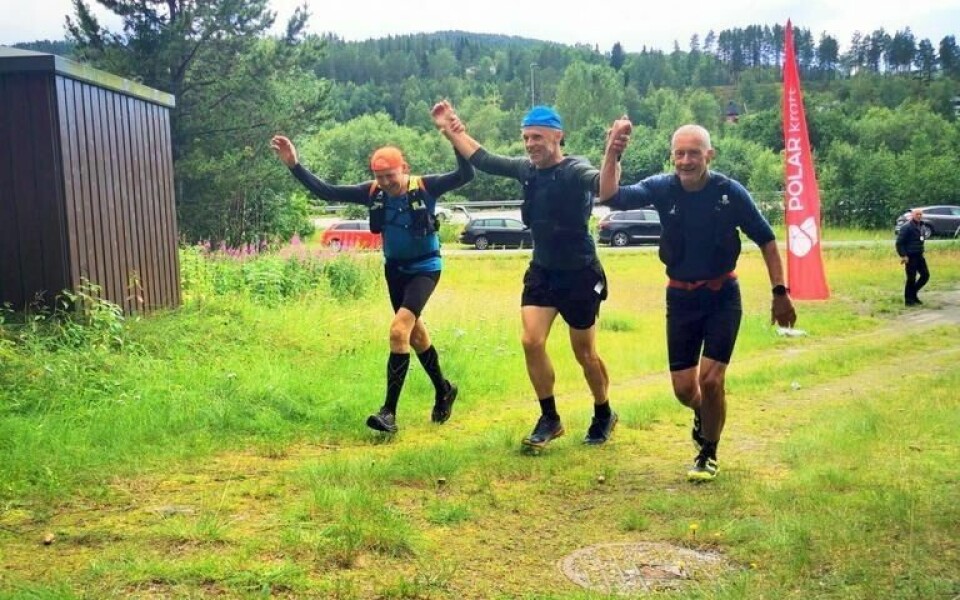 TRIO. Anders Stornes, Tor Haugberg og Svenn Petter Hermansen kommer i mål på Russånes etter gjennomført ultraløp. De kom i mål etter nesten ni og en halv time. TRIO. Anders Stornes, Tor Haugberg og Svenn Petter Hermansen kommer i mål på Russånes etter gjennomført ultraløp. De kom i mål etter nesten ni og en halv time. Foto: Magnar Øygarden