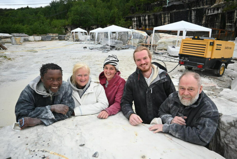 KUNSTERNE I BRUDDET. Det er skulpturene fra disse kunstnerne fra marmorsymposiet på Fauske som Kenn-Ole Moen nå vil samle inn støtte til.. Fra venstre German Ngoma, Hilde Rodahl, Clemens Junk, Eva Hermes og Kenn-Ole Moen.
