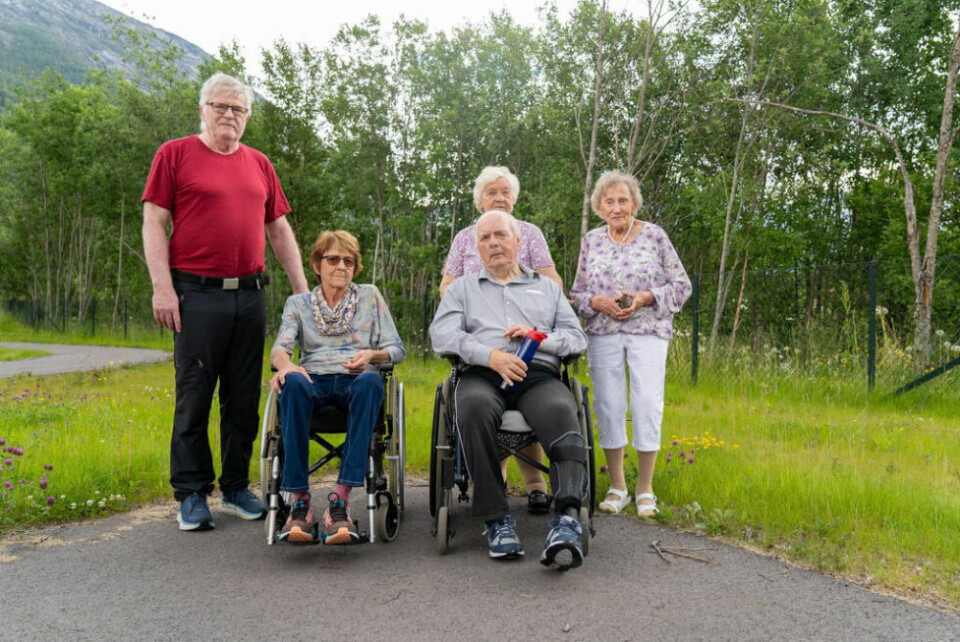 OPPGITT. Beboerne føler seg innestengt, og ønsker utsikt over Straumvatnet, elven og sentrum av Straumen. Fra venstre Kåre Fylling (72), Kitty Kristensen (68), Mildrid Svendsen (79), Ole Svendsen (81) og Hildur Megård (89). OPPGITT. Beboerne føler seg innestengt, og ønsker utsikt over Straumvatnet, elven og sentrum av Straumen. Fra venstre Kåre Fylling (72), Kitty Kristensen (68), Mildrid Svendsen (79), Ole Svendsen (81) og Hildur Megård (89). Foto: Anita Sjåvik