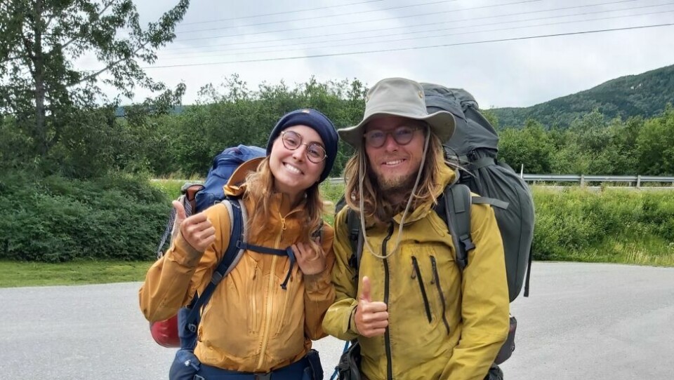 HÅPER PÅ HAIK VIDERE. Clara (25) og Julian (26) er på tur sørover fra Saltdal. HÅPER PÅ HAIK VIDERE. Clara (25) og Julian (26) er på tur sørover fra Saltdal. Foto: Stine Weronika Kveseth
