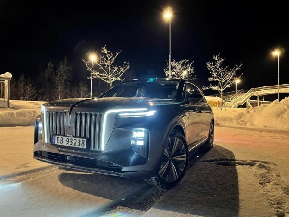 ET LOKOMOTIV. Hongqi E-HS9 har sett imporende ut på bilder, men det er først når man kan se den i virkeligheten og prøve den langs veien, at man innser for et digert kjøretøy dette er. ET LOKOMOTIV. Hongqi E-HS9 har sett imporende ut på bilder, men det er først når man kan se den i virkeligheten og prøve den langs veien, at man innser for et digert kjøretøy dette er. Foto: Helge Simonsen