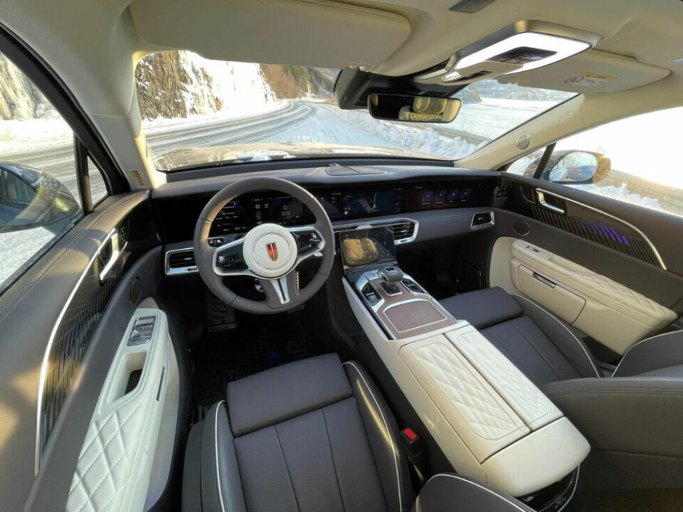 TIDENES KONTOR. Det er ikke mye som minner om lavbudsjett og sparekniv i førermiljøet på Hongqi E-HS9. Dette er det nærmeste du kommer Bentley og Rolls-Royce på denne siden av én million kroner. TIDENES KONTOR. Det er ikke mye som minner om lavbudsjett og sparekniv i førermiljøet på Hongqi E-HS9. Dette er det nærmeste du kommer Bentley og Rolls-Royce på denne siden av én million kroner. Foto: Helge Simonsen