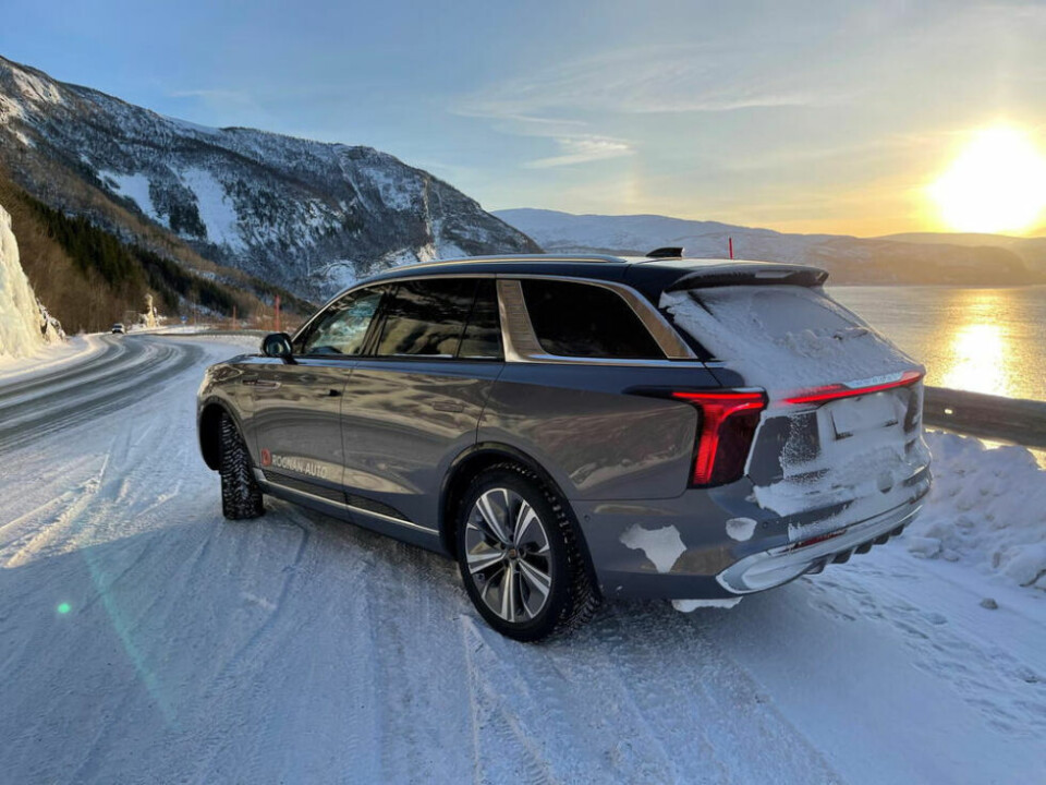 BEST PÅ VEIEN. Hongqi E-HS9 har et trygt og godt oppsyn langs landeveien, og er sterk som en bjørn. Det er rett og slett en tillitsvekkende opplevelse å kjøre denne bilen. BEST PÅ VEIEN. Hongqi E-HS9 har et trygt og godt oppsyn langs landeveien, og er sterk som en bjørn. Det er rett og slett en tillitsvekkende opplevelse å kjøre denne bilen. Foto: Helge Simonsen