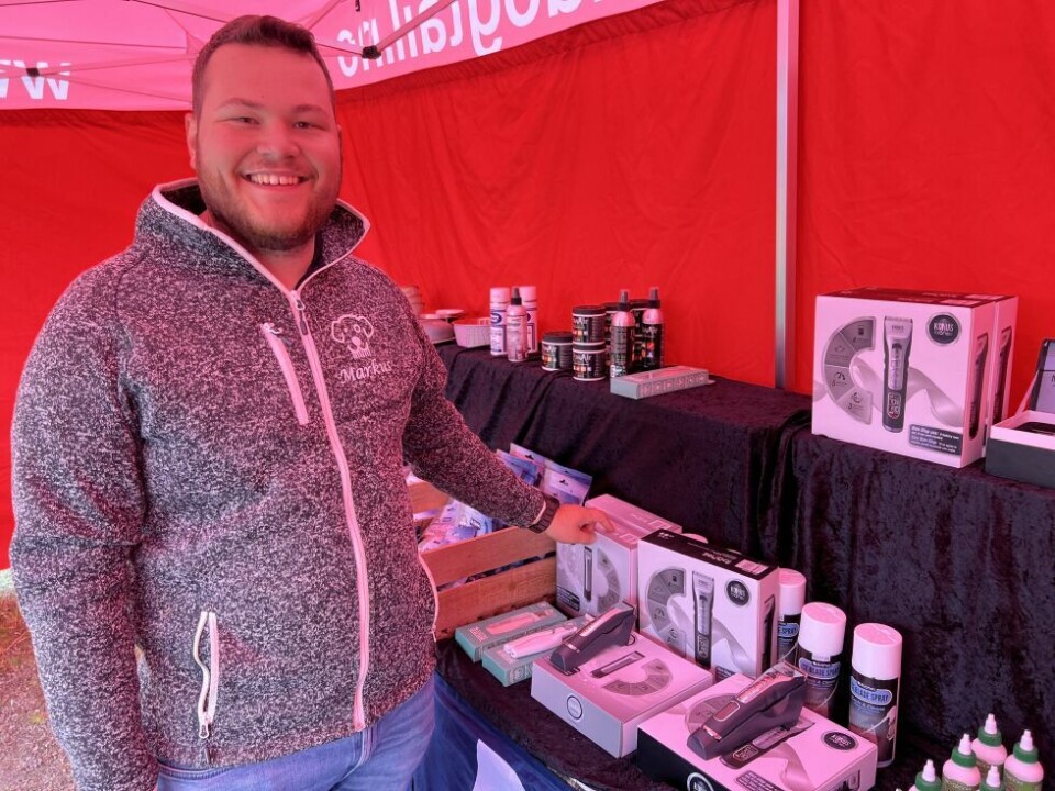 BLID. Markus Bjerkan var fornøyd inne i dogtail.no-teltet på utstillingen lørdag. På bildet ser du blant annet pelstrimmere som han bruker til sitt eget hår og sjegg. - De fungerer bare best, sier han og påstår han er helt alvorlig. BLID. Markus Bjerkan var fornøyd inne i dogtail.no-teltet på utstillingen lørdag. På bildet ser du blant annet pelstrimmere som han bruker til sitt eget hår og sjegg. - De fungerer bare best, sier han og påstår han er helt alvorlig. Foto: Espen Johansen