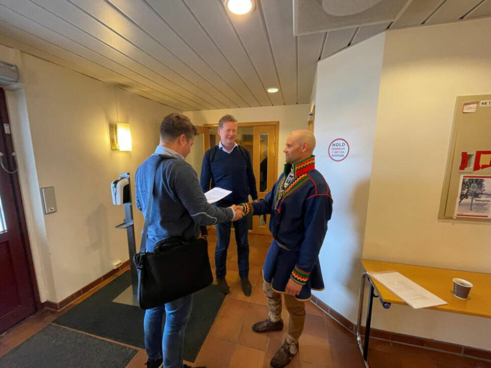 KLAR MELDING. Mats Pavall gir beskjed til Elnar Remi Holmen i BRUS (t.v.) og Dag Moxnes i Blastr Green Steel at det ikke er aktuelt å bli med på noen form for vindkraftutbygging i reindriftas områder. KLAR MELDING. Mats Pavall gir beskjed til Elnar Remi Holmen i BRUS (t.v.) og Dag Moxnes i Blastr Green Steel at det ikke er aktuelt å bli med på noen form for vindkraftutbygging i reindriftas områder. Foto: Helge Simonsen