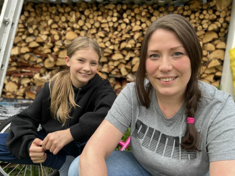 FIKK HJELP. Lena Hanssen, her sammen med datteren Tea, fikk hjelp og et bedre liv etter å ha fått diagnosen bipolar. FIKK HJELP. Lena Hanssen, her sammen med datteren Tea, fikk hjelp og et bedre liv etter å ha fått diagnosen bipolar. Foto: Espen Johansen