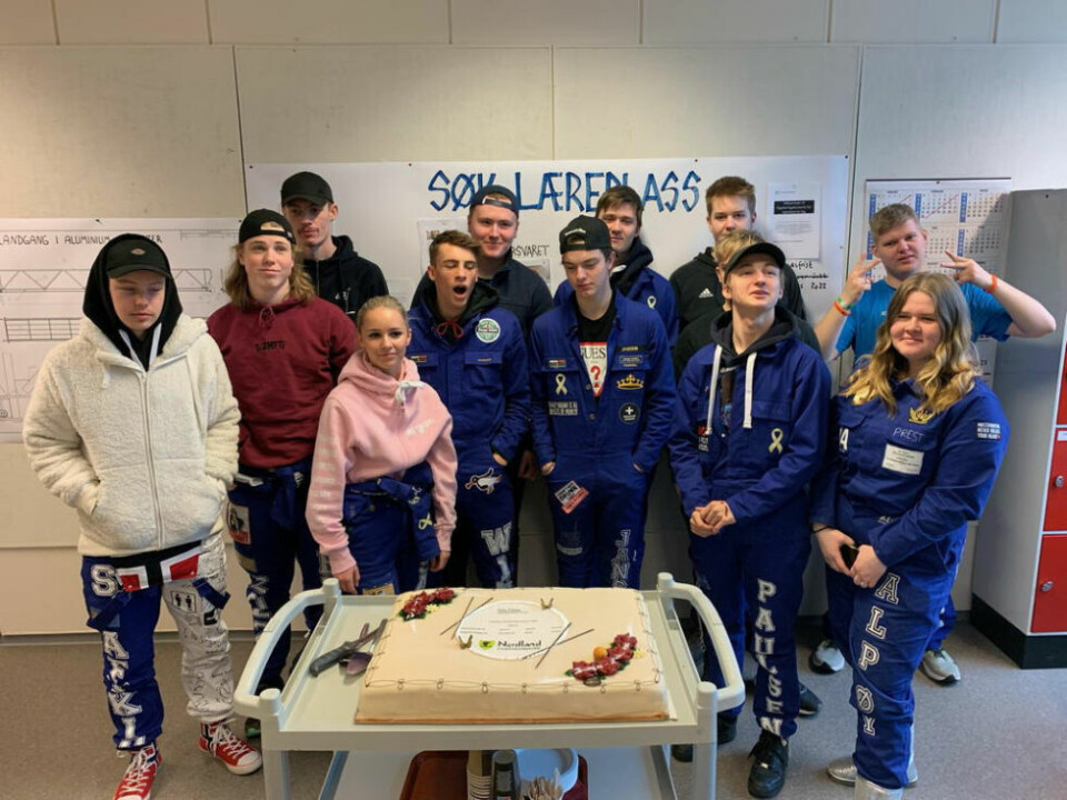 ALLE HAR FÅTT LÆRLINGEPLASS. Tirsdag ble det feiret med kake da alle elevene på VG2 industriteknikk hadde sikret seg lærlingeplasser for neste år. ALLE HAR FÅTT LÆRLINGEPLASS. Tirsdag ble det feiret med kake da alle elevene på VG2 industriteknikk hadde sikret seg lærlingeplasser for neste år. Foto: Saltdal videregående skole