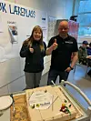 STOLTE. Lene Laxaa fra Indre Salten Opplæringskontor og kontaktlærer Rune Bredesen kunne gi tommelen opp for flinke elever. Foto: Saltdal videregående skole